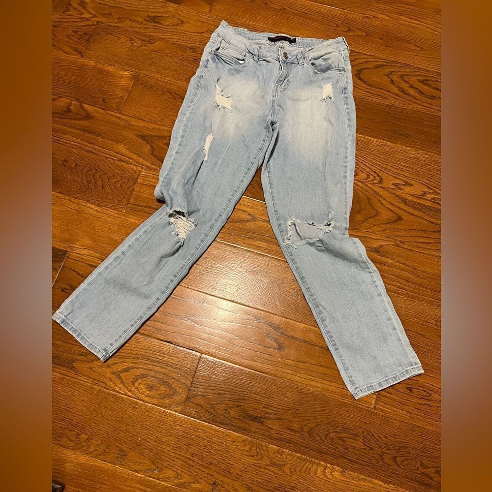 Dollhouse brand light wash distressed jeans size 11